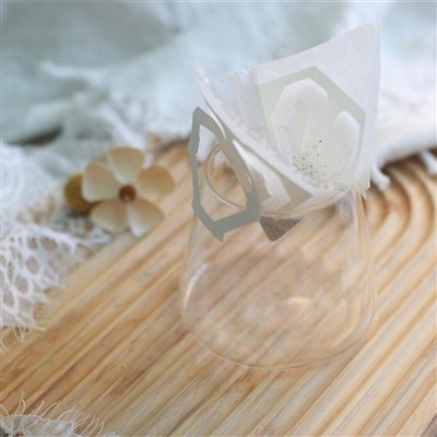 Filtri per caffè appesi all'orecchio