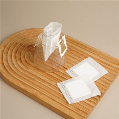 Borsa da caffè antigoccia appesa all'orecchio